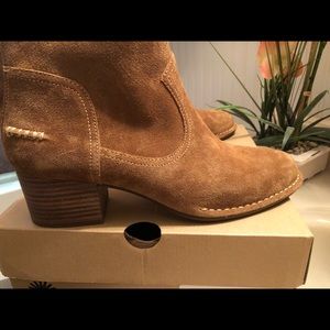 Brown women’s Ugg boots worn once